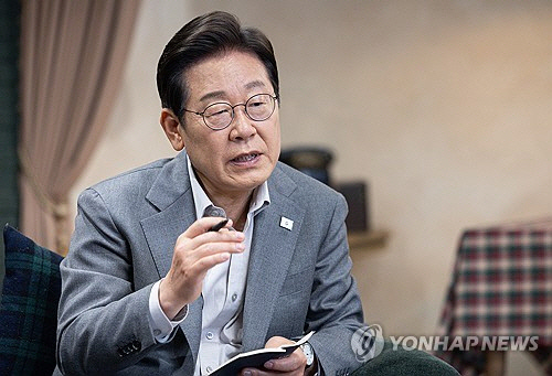 이재명 더불어민주당 대선 후보가 28일 서울 강남구의 한 스튜디오에서 열린 K-이니셔TV '1400만 개미와 한배 탔어요' 유튜브 라이브에서 발언하고 있다.   [공동취재]